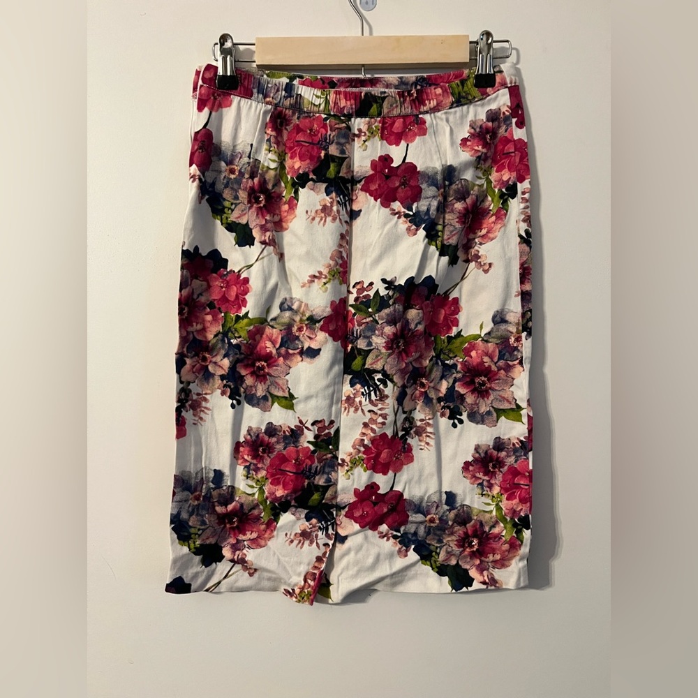Chic Floral Pencil Skirt in Red and Green